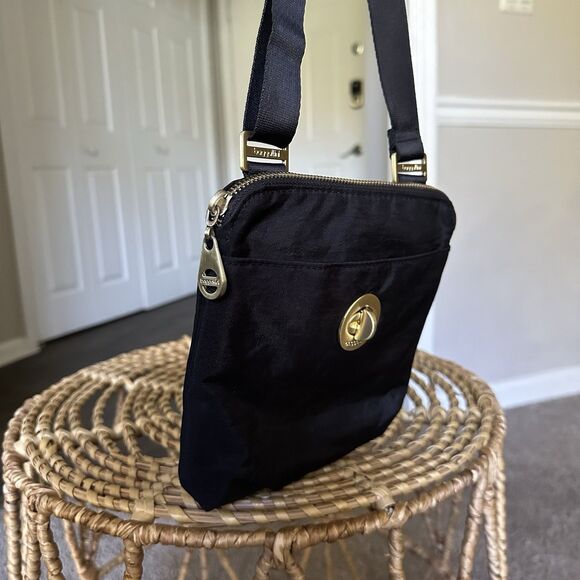 Baggallini Go Bagg Black Gold RFID Crossbody Bag EXCELLENT Condition! - Picture 2 of 13